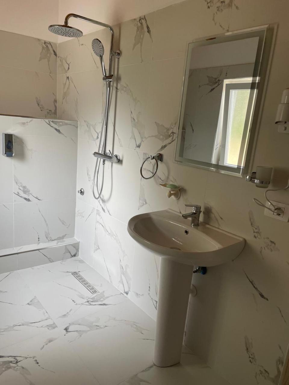 R Hotel Corovode Экстерьер фото